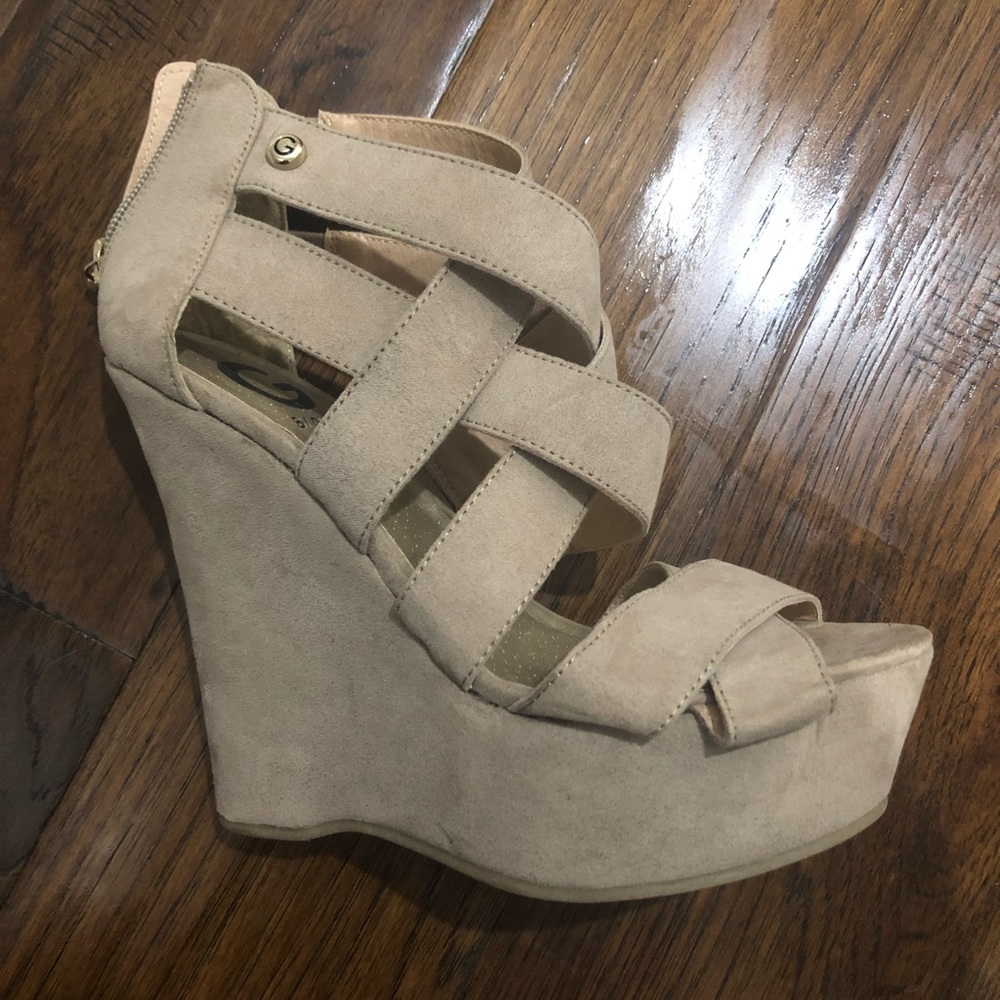 Nude Guess wedge sz 6.5